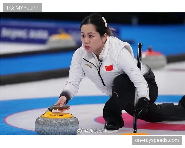 镜头捕捉：拜仁中场球员在补水间歇与体能教练紧急交流